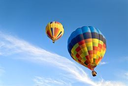 The magic of flying over Winnipeg in a hot air balloon. A high-flying experience gift for Birthdays, Christmas, anniversaries and more.