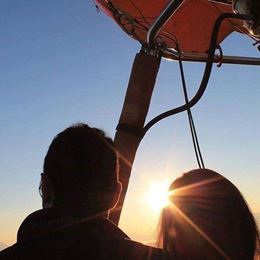 Sunset flight over London, Ontario in a hot air balloon. A high-flying experience gift for Birthdays, Christmas, anniversaries and more.