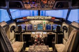 Montreal Flight Simulator Experience - Learn to fly a Boeing 737 Jet