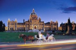 Victoria sightseeing tour in a Horse Drawn Carriage Tour in the evening
