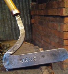 Forging a golf putter in a blacksmith class. Ottawa experience gift for birthdays or Christmas.